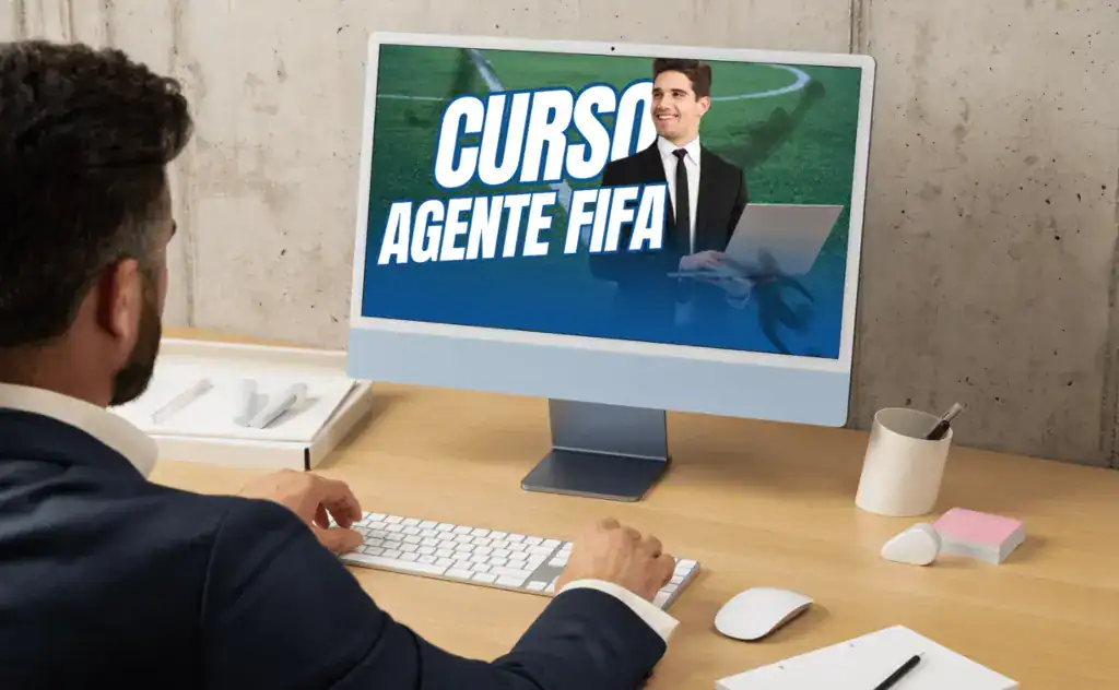 Hombre que realiza un curso agent FIFA
