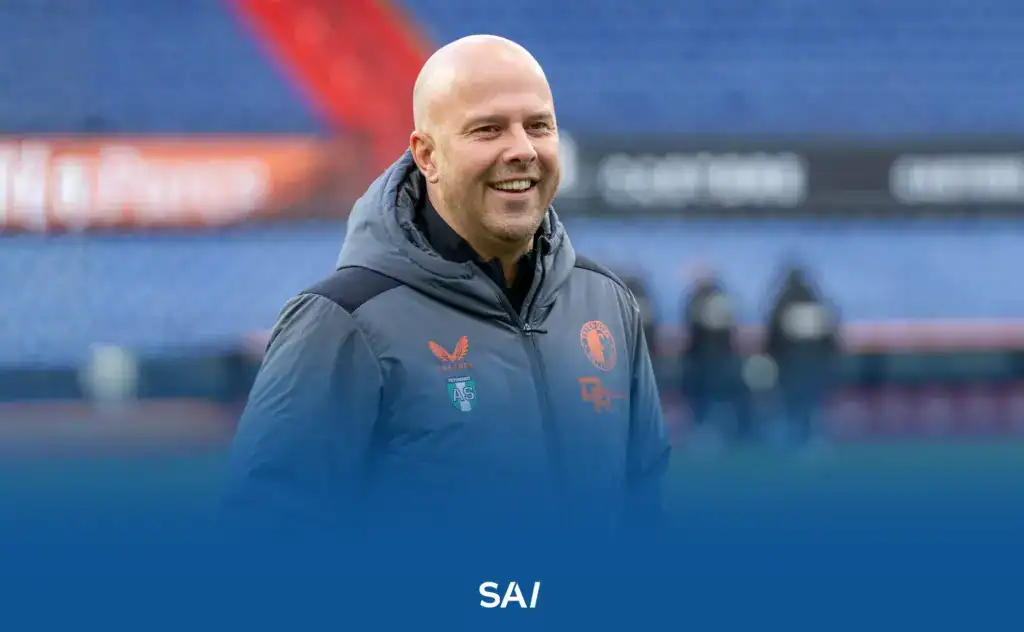 Arne Slot, entrenador representado por Rafaela Pimenta.