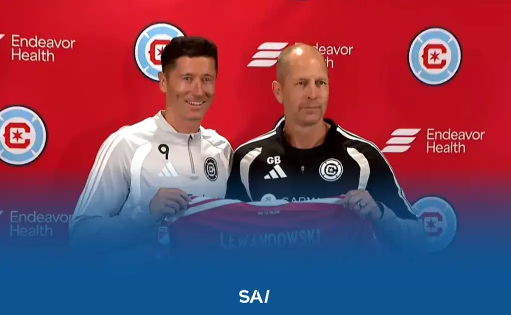 Robert Lewandowski, a Gol International client, introduced by Chicago Fire with his jersey alongside the club's head coach.